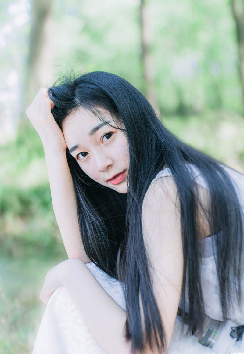 这个世界本来就是痛苦的，幸福都是短暂的。有时要相信缘分。既然放不下，就不要刻意放下，把她放在心里吧，能遇到一个让你放不下的人，也是一种幸福。有的人，活了一辈子，都没有遇到能让自己动心的人。时间会治疗一切，我相信幸福会在不远的将来，等着你。